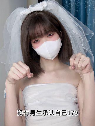 抖音博主白龙猫女微密圈作品发布红底极光造型，不失优雅