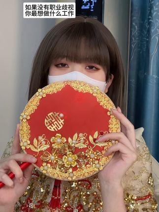 抖音博主白龙猫女微密圈作品发布红底极光造型，不失优雅