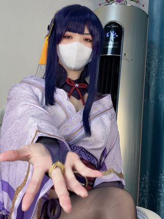 抖音博主白龙猫女微密圈作品发布红底极光造型，不失优雅