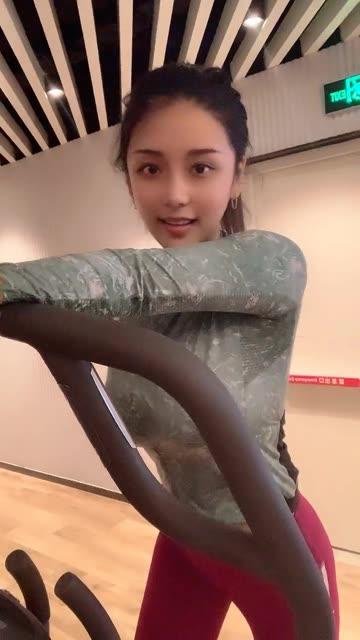 抖音奶雯微密圈照片合集，微笑的文文weme圈视频汇总